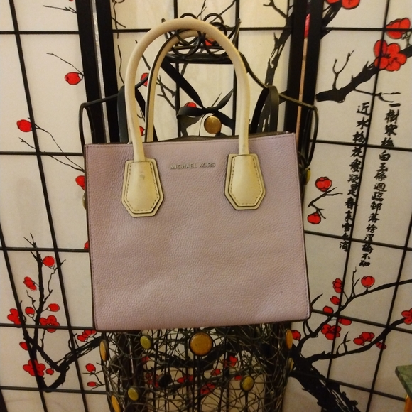 Michael Kors Handbags - ⭐Host Pick⭐ MICHAEL KORS Pre loved Lavender Crossbody Purse